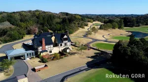 英国の古城を思わせるアバイディングクラブのクラブハウス外観