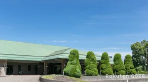 千葉県の市原ゴルフクラブ柿の木台コースでプレーを楽しむゴルファー