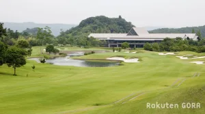 PGM南市原ゴルフクラブの池越えホールと緑豊かな風景