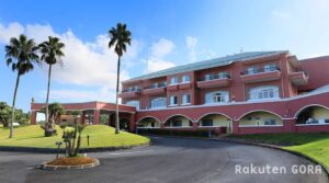 キャメルゴルフ＆ホテルリゾートの全景とラグジュアリーな宿泊棟