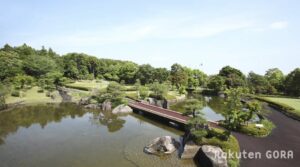 カメリアヒルズカントリークラブのクラブハウスと美しいフェアウェイ