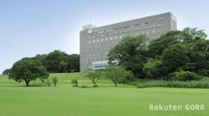 クリアビューゴルフクラブ＆ホテルの開放感あふれるフェアウェイとクラブハウス