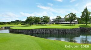 池越えの18番ホールと夕陽に染まるクラブハウスの風景