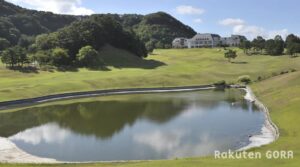 上総モナークカントリークラブの名物ホールとリニューアルされたクラブハウスの外観