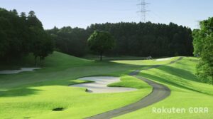 千葉県香取市のオーク・ヒルズカントリークラブ、秋の朝露に包まれた1番ホールのフェアウェイ