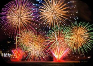 湯河原で家族旅行を楽しむ子どもたちと花火大会の様子